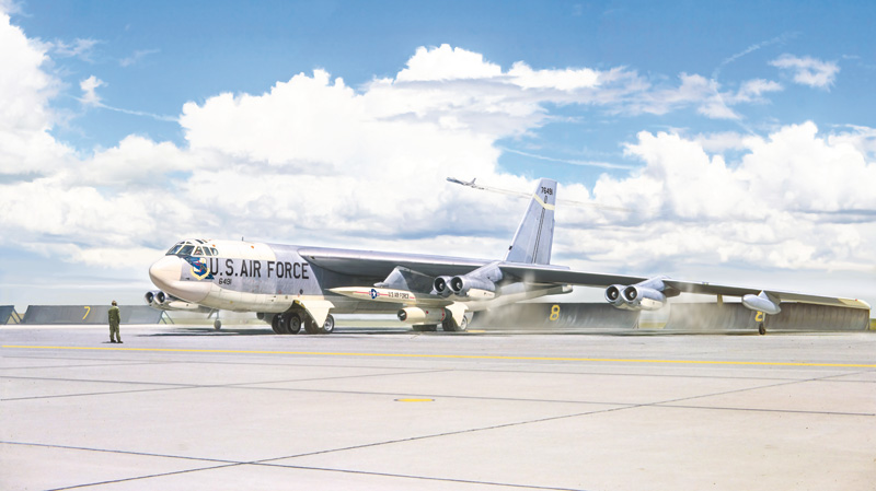 Italeri 1:72 B-52G Stratofortress Early Version whit Hound Dog Missiles IT1451